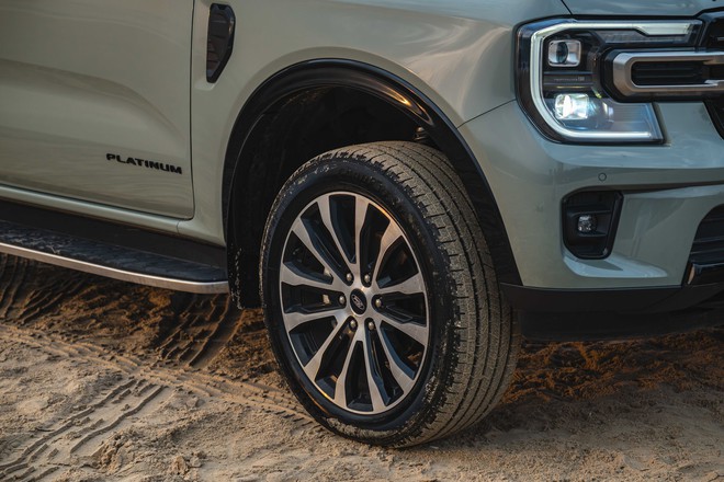 Đ&acirc;y l&agrave; l&yacute; do chọn Ford Everest bản &lsquo;full&rsquo; m&aacute;y xăng đắt hơn 84 triệu so với m&aacute;y dầu: M&acirc;m 21 inch, mạnh gần 300 m&atilde; lực v&agrave; nhiều thứ kh&aacute;c- Ảnh 7.