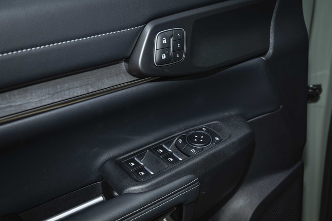 Ford Everest 2026 th&ecirc;m bản Platinum+: Gi&aacute; 1,629 tỷ đồng, d&ugrave;ng động cơ 2.3L mạnh 300 m&atilde; lực, quyết giữ ng&ocirc;i vương SUV 7 chỗ tại Việt Nam- Ảnh 17.