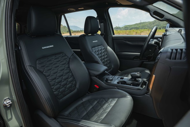 Ford Everest 2026 th&ecirc;m bản Platinum+: Gi&aacute; 1,629 tỷ đồng, d&ugrave;ng động cơ 2.3L mạnh 300 m&atilde; lực, quyết giữ ng&ocirc;i vương SUV 7 chỗ tại Việt Nam- Ảnh 4.