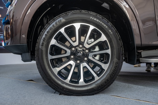 Đ&acirc;y l&agrave; l&yacute; do chọn Ford Everest bản &lsquo;full&rsquo; m&aacute;y xăng đắt hơn 84 triệu so với m&aacute;y dầu: M&acirc;m 21 inch, mạnh gần 300 m&atilde; lực v&agrave; nhiều thứ kh&aacute;c- Ảnh 8.