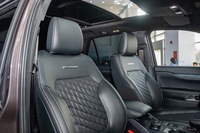Đ&acirc;y l&agrave; l&yacute; do chọn Ford Everest bản &lsquo;full&rsquo; m&aacute;y xăng đắt hơn 84 triệu so với m&aacute;y dầu: M&acirc;m 21 inch, mạnh gần 300 m&atilde; lực v&agrave; nhiều thứ kh&aacute;c- Ảnh 10.