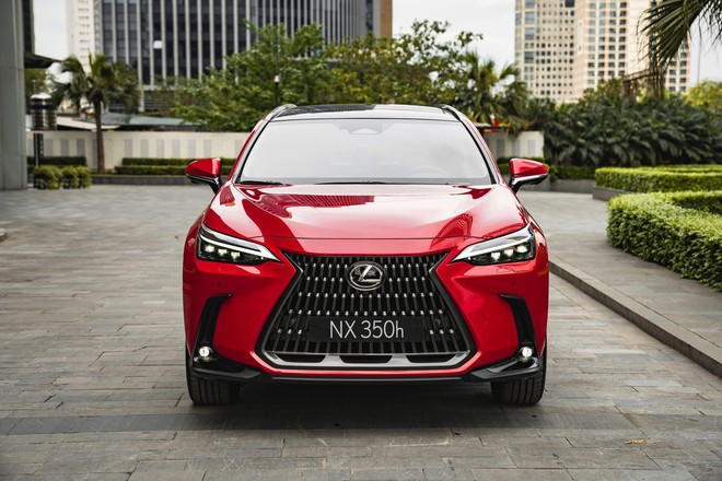 Lexus giảm gi&aacute; th&ecirc;m một số xe hybrid tại Việt Nam: Giảm nhiều nhất 360 triệu đồng, LS 500h giờ rẻ hơn Maybach S 450- Ảnh 4.