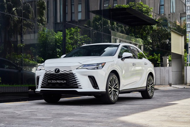 Lexus giảm gi&aacute; th&ecirc;m một số xe hybrid tại Việt Nam: Giảm nhiều nhất 360 triệu đồng, LS 500h giờ rẻ hơn Maybach S 450- Ảnh 3.