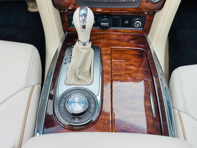 Chỉ cần bỏ 1,2 tỷ đã mua được đối thủ của Lexus LX 570: Cũng dùng máy V8, treo khí nén, nội thất sang trọng không kém dù đã hơn 10 năm tuổi- Ảnh 10. Chỉ cần bỏ 1,2 tỷ đã mua được đối thủ của Lexus LX 570: Cũng dùng máy V8, treo khí nén, nội thất sang trọng không kém dù đã hơn 10 năm tuổi- Ảnh 10.