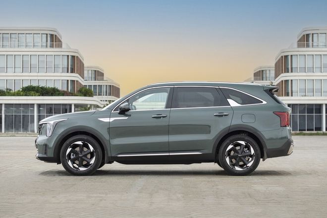Kia Sorento HEV định gi&aacute; từ 1,349 tỷ ở Việt Nam: Vẫn rẻ hơn bản m&aacute;y dầu, mua sớm giảm th&ecirc;m 30 triệu, bổ sung c&ocirc;ng nghệ an to&agrave;n- Ảnh 4.