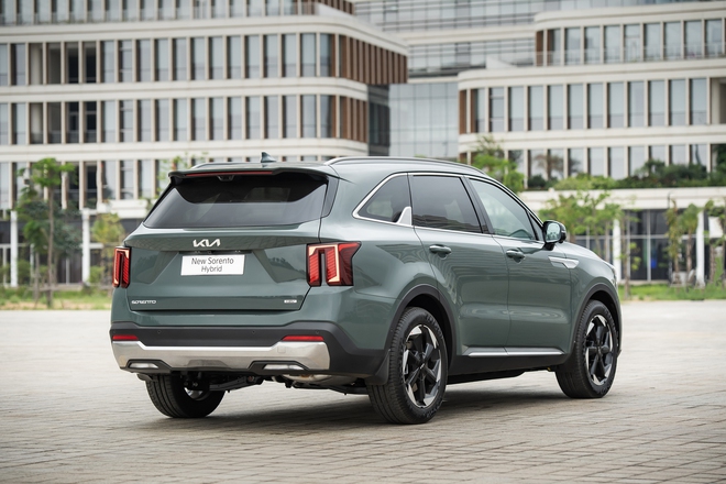 Kia Sorento HEV định gi&aacute; từ 1,349 tỷ ở Việt Nam: Vẫn rẻ hơn bản m&aacute;y dầu, mua sớm giảm th&ecirc;m 30 triệu, bổ sung c&ocirc;ng nghệ an to&agrave;n- Ảnh 5.