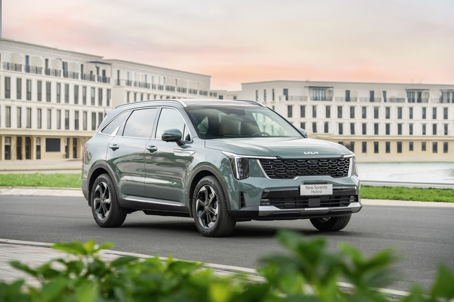 Kia Sorento HEV định gi&aacute; từ 1,349 tỷ ở Việt Nam: Vẫn rẻ hơn bản m&aacute;y dầu, mua sớm giảm th&ecirc;m 30 triệu, bổ sung c&ocirc;ng nghệ an to&agrave;n- Ảnh 3.