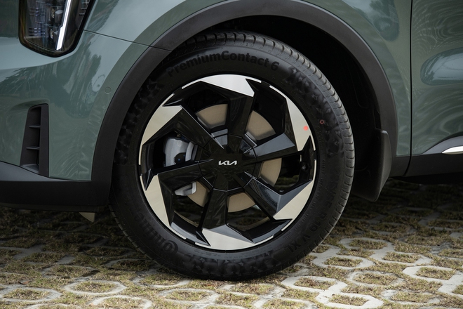 Kia Sorento HEV định gi&aacute; từ 1,349 tỷ ở Việt Nam: Vẫn rẻ hơn bản m&aacute;y dầu, mua sớm giảm th&ecirc;m 30 triệu, bổ sung c&ocirc;ng nghệ an to&agrave;n- Ảnh 7.