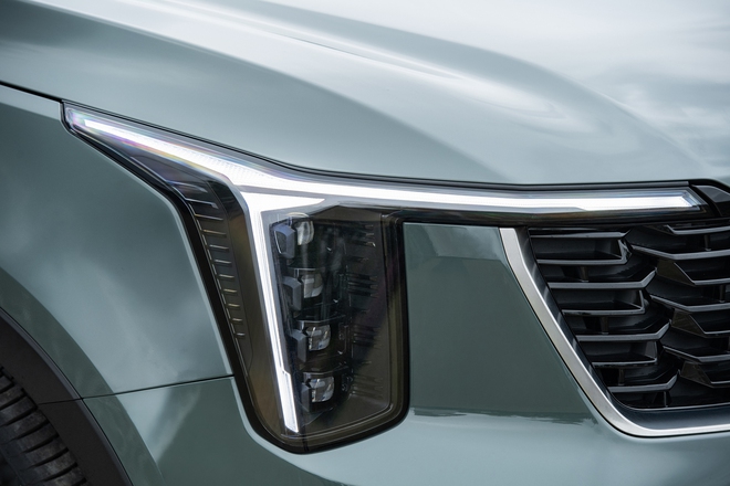 Kia Sorento HEV định gi&aacute; từ 1,349 tỷ ở Việt Nam: Vẫn rẻ hơn bản m&aacute;y dầu, mua sớm giảm th&ecirc;m 30 triệu, bổ sung c&ocirc;ng nghệ an to&agrave;n- Ảnh 6.