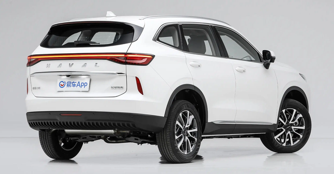 Mẫu xe hybrid hạ gi&aacute; kỷ lục tại Việt Nam c&oacute; phi&ecirc;n bản mới: Động cơ tiết kiệm hơn, m&agrave;n h&igrave;nh trung t&acirc;m 14,6 inch, hệ thống trợ l&aacute;i cấp độ 2 - Ảnh 2.