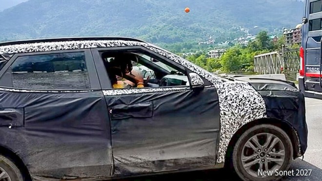 Kia Sonet, Hyundai Creta đời mới c&ugrave;ng lộ diện tr&ecirc;n đường: Khung gầm mới, thiết kế sẽ thay đổi lớn, dễ th&ecirc;m hybrid, n&acirc;ng cấp ADAS - Ảnh 1.
