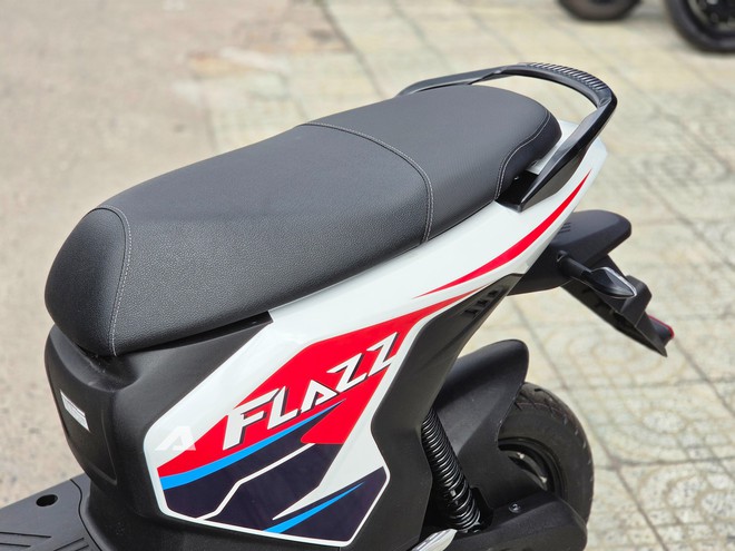 Cận cảnh xe m&aacute;y điện VinFast Flazz Max vừa ra mắt: Nh&igrave;n thực tế nổi bật hơn, khối pin 12 kg c&oacute; thể đổi dễ d&agrave;ng, gi&aacute; rẻ hơn Wave Alpha - Ảnh 19.