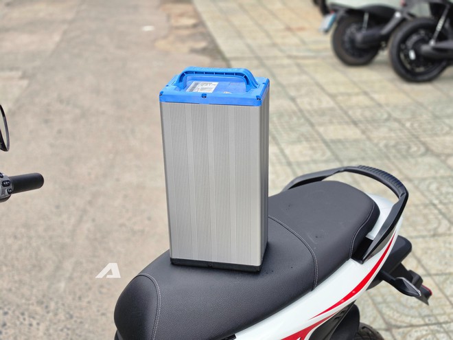 Cận cảnh xe m&aacute;y điện VinFast Flazz Max vừa ra mắt: Nh&igrave;n thực tế nổi bật hơn, khối pin 12 kg c&oacute; thể đổi dễ d&agrave;ng, gi&aacute; rẻ hơn Wave Alpha - Ảnh 5.