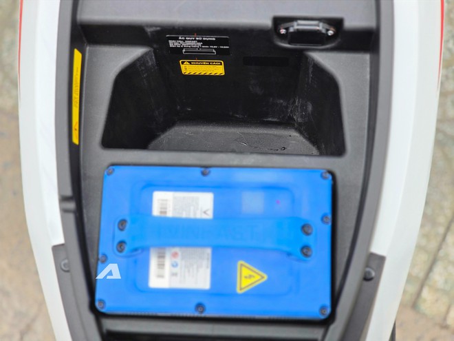 Cận cảnh xe m&aacute;y điện VinFast Flazz Max vừa ra mắt: Nh&igrave;n thực tế nổi bật hơn, khối pin 12 kg c&oacute; thể đổi dễ d&agrave;ng, gi&aacute; rẻ hơn Wave Alpha - Ảnh 21.