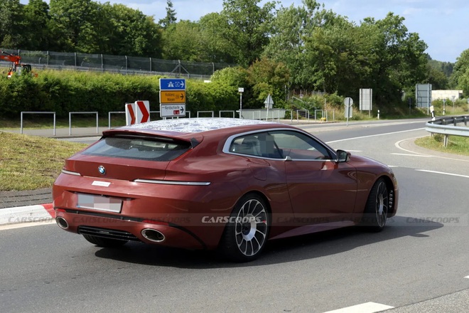 Fan BMW c&oacute; thể thở ph&agrave;o khi thấy mẫu mới n&agrave;y tr&ecirc;n đường: Kh&ocirc;ng &lsquo;lỗ mũi&rsquo; lớn, kh&ocirc;ng cắt xẻ t&aacute;o bạo, c&oacute; chi tiết đặc trưng như Mustang Mach-E - Ảnh 3.