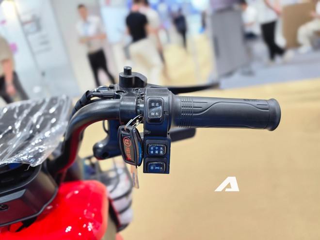 Soi xe chữa ch&aacute;y điện mini tại TP.HCM: Dễ luồn l&aacute;ch trong hẻm nhỏ, lắp sẵn bồn nước 190 l&iacute;t, triển khai trong v&ograve;ng 35 gi&acirc;y - Ảnh 3.