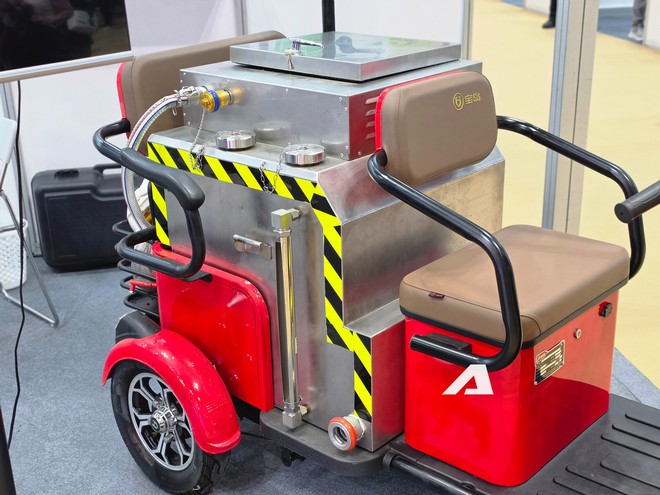 Soi xe chữa ch&aacute;y điện mini tại TP.HCM: Dễ luồn l&aacute;ch trong hẻm nhỏ, lắp sẵn bồn nước 190 l&iacute;t, triển khai trong v&ograve;ng 35 gi&acirc;y - Ảnh 11.