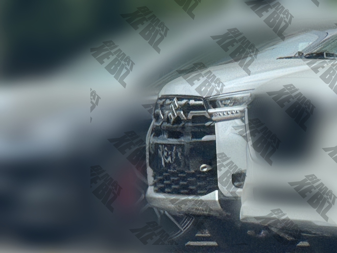 Suzuki XL7 bản lạ lộ diện tại Việt Nam: Mặt tản nhiệt lớn, m&acirc;m mới, &iacute;t nhất 2 phi&ecirc;n bản, chưa từng ra mắt to&agrave;n cầu- Ảnh 1.