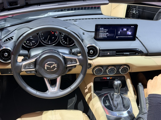 Mazda MX-5 gi&aacute; 1,339 tỷ đồng, c&oacute; cả mui mềm v&agrave; mui cứng cho &lsquo;d&acirc;n chơi&rsquo; Việt - Ảnh 2.