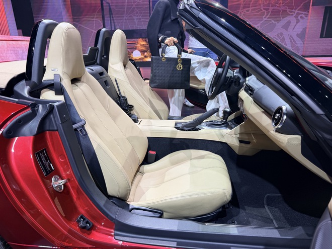 Mazda MX-5 gi&aacute; 1,339 tỷ đồng, c&oacute; cả mui mềm v&agrave; mui cứng cho &lsquo;d&acirc;n chơi&rsquo; Việt - Ảnh 3.