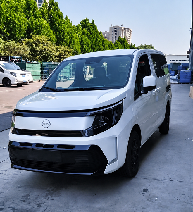 Nissan NV200 đời mới - MPV cửa l&ugrave;a ngang cỡ Xpander lộ diện tr&ecirc;n đường: Thiết kế g&oacute;c cạnh hơn, PHEV chạy 180km kh&ocirc;ng cần xăng, c&oacute; ADAS - Ảnh 4.