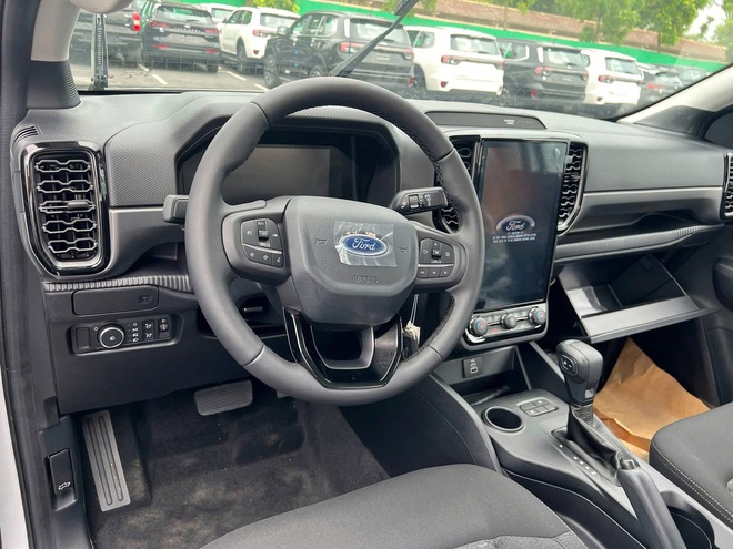 Ford Ranger bản rẻ nhất n&acirc;ng cấp tại Việt Nam: Gi&aacute; kh&ocirc;ng đổi, hộp số 10 cấp, m&agrave;n lớn, gương điện c&ugrave;ng nhiều điểm mới kh&aacute;c, tăng &aacute;p lực cho Hilux - Ảnh 3.