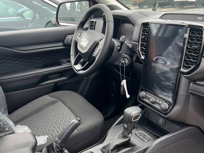 Ford Ranger bản rẻ nhất n&acirc;ng cấp tại Việt Nam: Gi&aacute; kh&ocirc;ng đổi, hộp số 10 cấp, m&agrave;n lớn, gương điện c&ugrave;ng nhiều điểm mới kh&aacute;c, tăng &aacute;p lực cho Hilux - Ảnh 4.