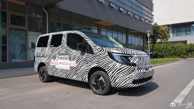 Nissan NV200 đời mới - MPV cửa l&ugrave;a ngang cỡ Xpander lộ diện tr&ecirc;n đường: Thiết kế g&oacute;c cạnh hơn, PHEV chạy 180km kh&ocirc;ng cần xăng, c&oacute; ADAS - Ảnh 1.