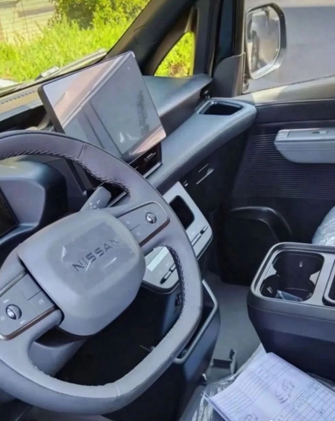 Nissan NV200 đời mới - MPV cửa l&ugrave;a ngang cỡ Xpander lộ diện tr&ecirc;n đường: Thiết kế g&oacute;c cạnh hơn, PHEV chạy 180km kh&ocirc;ng cần xăng, c&oacute; ADAS - Ảnh 6.