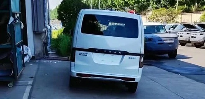 Nissan NV200 đời mới - MPV cửa l&ugrave;a ngang cỡ Xpander lộ diện tr&ecirc;n đường: Thiết kế g&oacute;c cạnh hơn, PHEV chạy 180km kh&ocirc;ng cần xăng, c&oacute; ADAS - Ảnh 5.