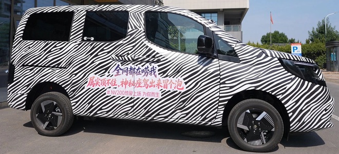 Nissan NV200 đời mới - MPV cửa l&ugrave;a ngang cỡ Xpander lộ diện tr&ecirc;n đường: Thiết kế g&oacute;c cạnh hơn, PHEV chạy 180km kh&ocirc;ng cần xăng, c&oacute; ADAS - Ảnh 3.