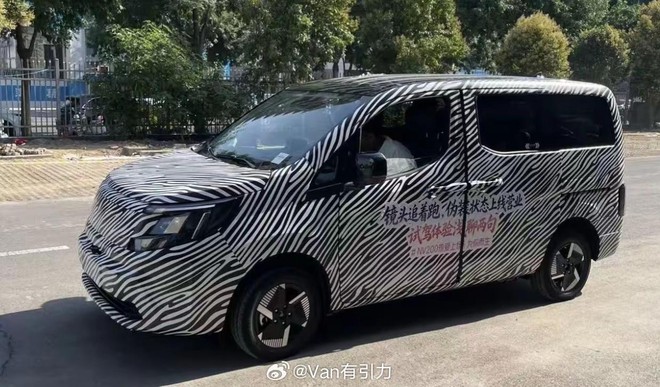 Nissan NV200 đời mới - MPV cửa l&ugrave;a ngang cỡ Xpander lộ diện tr&ecirc;n đường: Thiết kế g&oacute;c cạnh hơn, PHEV chạy 180km kh&ocirc;ng cần xăng, c&oacute; ADAS - Ảnh 2.