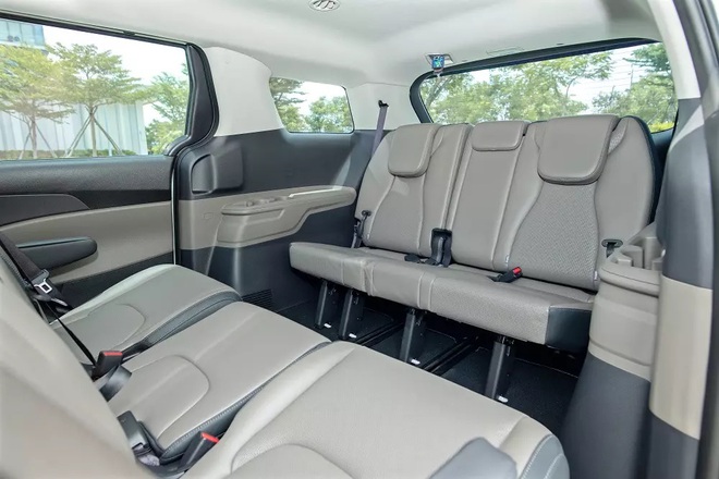 Kia Carnival th&ecirc;m bản hybrid &lsquo;gi&aacute; rẻ&rsquo; tại Việt Nam: Thực tế c&ograve;n 1,379 tỷ đồng, 8 chỗ ngồi, hợp dịch vụ với mức ti&ecirc;u thụ xăng chỉ 4,8L/100km - Ảnh 5.