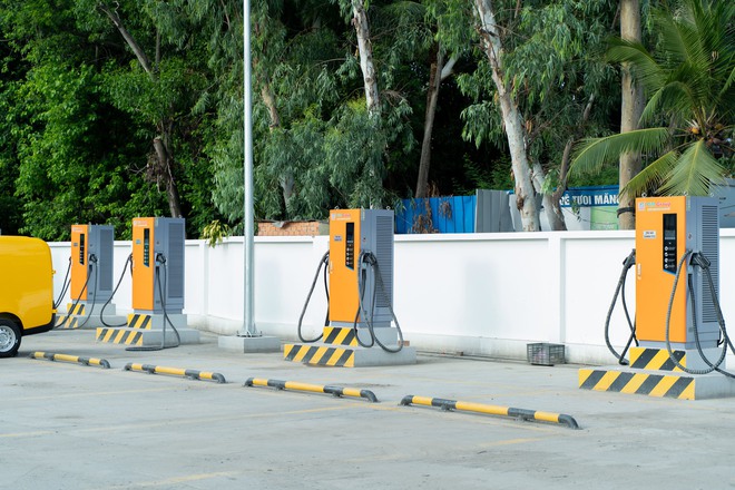 BYD Việt Nam 'bắt tay' Futa mở rộng mạng lưới sạc, chủ xe BYD c&oacute; thể sạc chung trụ với xe bu&yacute;t Kim Long - Ảnh 3.