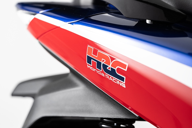 H&agrave;ng hiếm Honda SH 150i Special Edition HRC chốt lịch ra mắt Việt Nam: Giới hạn 250 chiếc to&agrave;n cầu, nhập trực tiếp từ &Yacute;, dễ d&agrave;ng nhận ra với bộ tem độc quyền - Ảnh 6.