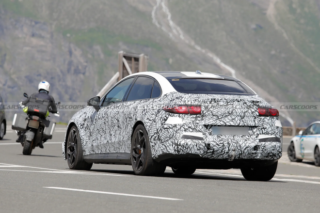 Mercedes-AMG C-Class EV chạy thử tr&ecirc;n đường: Mặt ca-lăng 'k&iacute;n cổng cao tường', c&oacute; thể trang bị 3 động cơ điện mạnh gần 800 m&atilde; lực, khả năng cao ra mắt cuối năm nay - Ảnh 2.