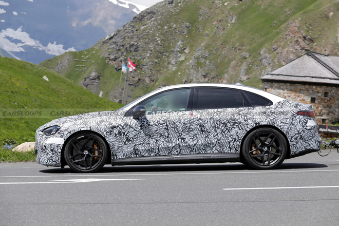 Mercedes-AMG C-Class EV chạy thử tr&ecirc;n đường: Mặt ca-lăng 'k&iacute;n cổng cao tường', c&oacute; thể trang bị 3 động cơ điện mạnh gần 800 m&atilde; lực, khả năng cao ra mắt cuối năm nay - Ảnh 1.