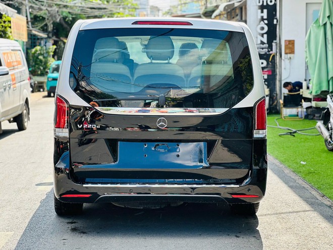 Bỏ 900 triệu đồng mua chiếc Mercedes-Benz n&agrave;y, người ngo&agrave;i tưởng đi xe 4 tỷ: Ghế h&agrave;ng hai dạng thương gia, m&aacute;y dầu 163 m&atilde; lực- Ảnh 4.