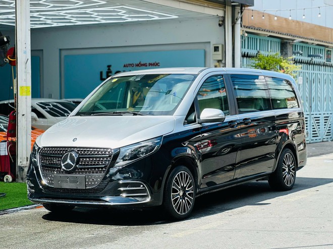 Bỏ 900 triệu đồng mua chiếc Mercedes-Benz n&agrave;y, người ngo&agrave;i tưởng đi xe 4 tỷ: Ghế h&agrave;ng hai dạng thương gia, m&aacute;y dầu 163 m&atilde; lực- Ảnh 1.