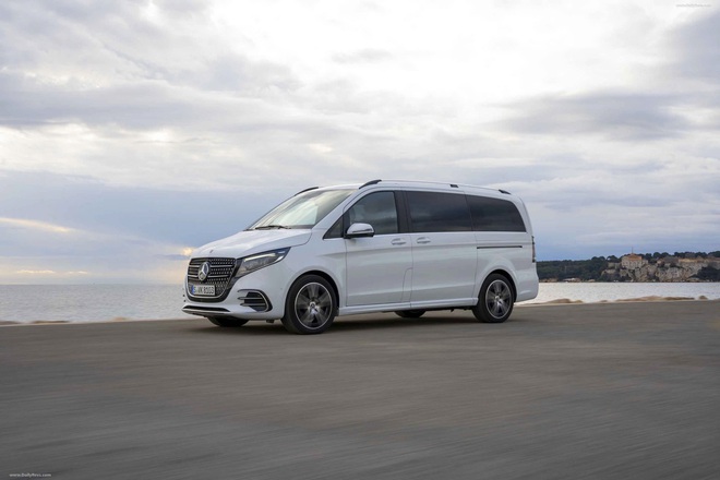 Bỏ 900 triệu đồng mua chiếc Mercedes-Benz n&agrave;y, người ngo&agrave;i tưởng đi xe 4 tỷ: Ghế h&agrave;ng hai dạng thương gia, m&aacute;y dầu 163 m&atilde; lực- Ảnh 2.