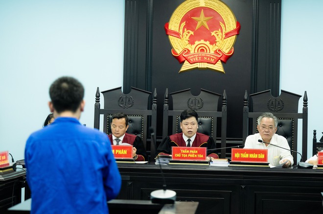 Tuy&ecirc;n &aacute;n 20 năm t&ugrave; cho t&agrave;i xế xe bồn c&aacute;n chết nữ sinh 15 tuổi: Khoảnh khắc cả ph&ograve;ng xử lặng đi - Ảnh 5.
