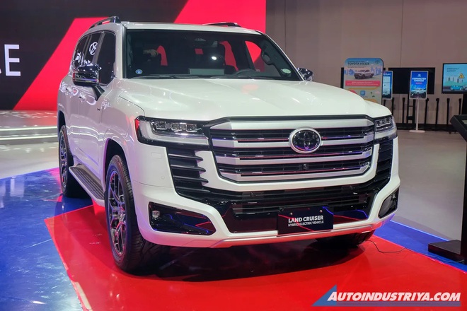 Toyota Land Cruiser Hybrid ra mắt ĐN&Aacute;: Chốt gi&aacute; gần 3 tỷ, vẫn d&ugrave;ng m&aacute;y V6 3.5L, dễ 'ch&aacute;y h&agrave;ng' khi về Việt Nam- Ảnh 1.