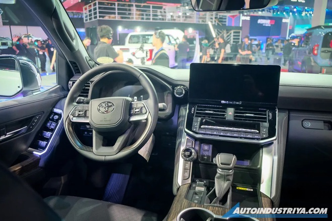 Toyota Land Cruiser Hybrid ra mắt ĐN&Aacute;: Chốt gi&aacute; gần 3 tỷ, vẫn d&ugrave;ng m&aacute;y V6 3.5L, dễ 'ch&aacute;y h&agrave;ng' khi về Việt Nam- Ảnh 4.