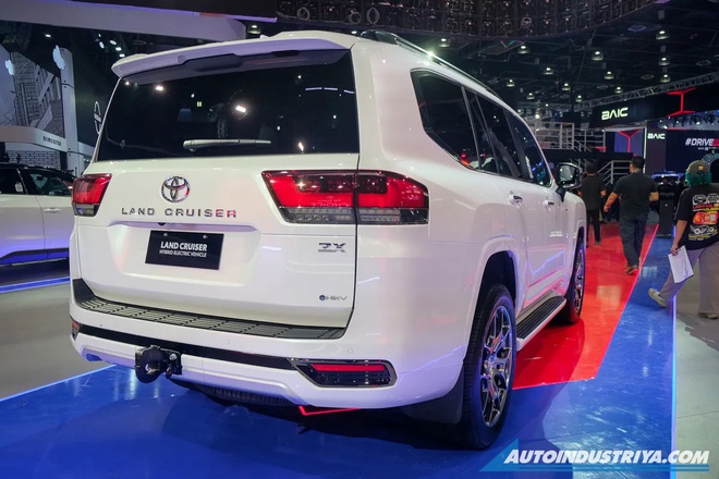 Toyota Land Cruiser Hybrid ra mắt ĐN&Aacute;: Chốt gi&aacute; gần 3 tỷ, vẫn d&ugrave;ng m&aacute;y V6 3.5L, dễ 'ch&aacute;y h&agrave;ng' khi về Việt Nam- Ảnh 2.