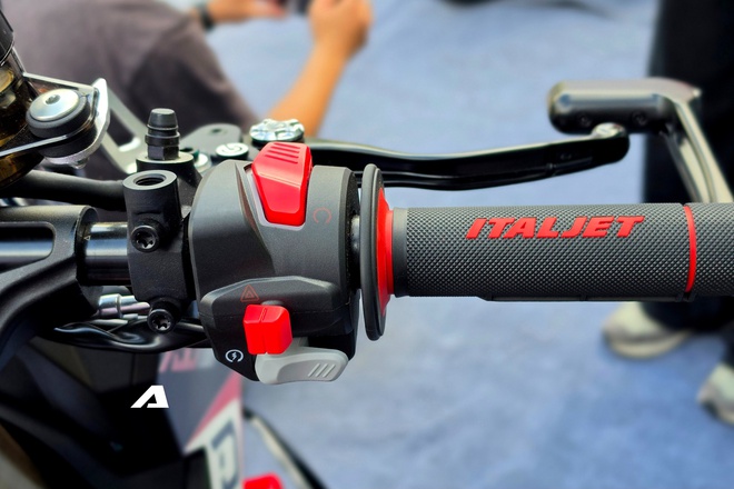 'Si&ecirc;u phẩm' m&ocirc; t&ocirc; Italjet Dragster 700 mở b&aacute;n tại Việt Nam: Gi&aacute; gần bằng VF 5, c&oacute; sẵn camera h&agrave;nh tr&igrave;nh trước sau, hệ thống treo lấy cảm hứng từ MotoGP- Ảnh 14.