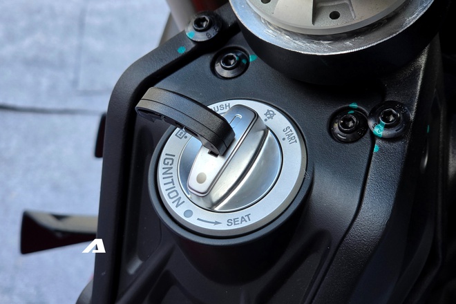 'Si&ecirc;u phẩm' m&ocirc; t&ocirc; Italjet Dragster 700 mở b&aacute;n tại Việt Nam: Gi&aacute; gần bằng VF 5, c&oacute; sẵn camera h&agrave;nh tr&igrave;nh trước sau, hệ thống treo lấy cảm hứng từ MotoGP- Ảnh 15.