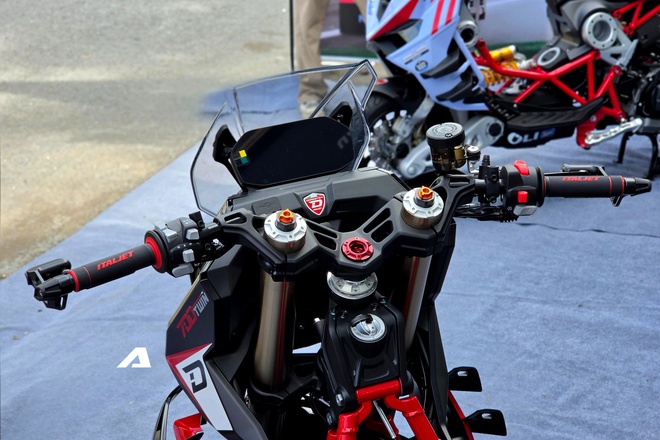'Si&ecirc;u phẩm' m&ocirc; t&ocirc; Italjet Dragster 700 mở b&aacute;n tại Việt Nam: Gi&aacute; gần bằng VF 5, c&oacute; sẵn camera h&agrave;nh tr&igrave;nh trước sau, hệ thống treo lấy cảm hứng từ MotoGP- Ảnh 12.