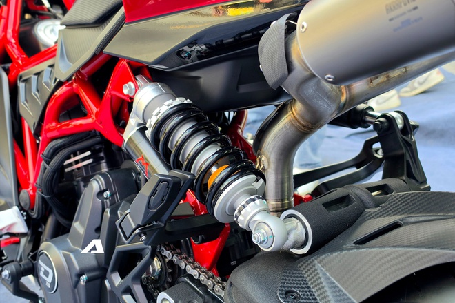 'Si&ecirc;u phẩm' m&ocirc; t&ocirc; Italjet Dragster 700 mở b&aacute;n tại Việt Nam: Gi&aacute; gần bằng VF 5, c&oacute; sẵn camera h&agrave;nh tr&igrave;nh trước sau, hệ thống treo lấy cảm hứng từ MotoGP- Ảnh 2.