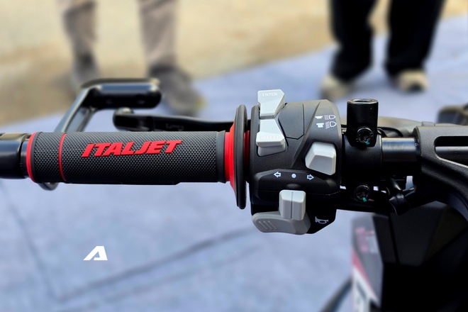 'Si&ecirc;u phẩm' m&ocirc; t&ocirc; Italjet Dragster 700 mở b&aacute;n tại Việt Nam: Gi&aacute; gần bằng VF 5, c&oacute; sẵn camera h&agrave;nh tr&igrave;nh trước sau, hệ thống treo lấy cảm hứng từ MotoGP- Ảnh 13.