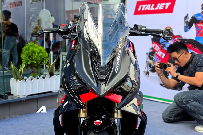 'Si&ecirc;u phẩm' m&ocirc; t&ocirc; Italjet Dragster 700 mở b&aacute;n tại Việt Nam: Gi&aacute; gần bằng VF 5, c&oacute; sẵn camera h&agrave;nh tr&igrave;nh trước sau, hệ thống treo lấy cảm hứng từ MotoGP- Ảnh 8.